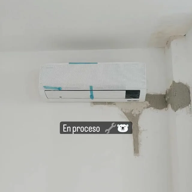 Equipo montado con la pared aún en obra alrededor de la tubería