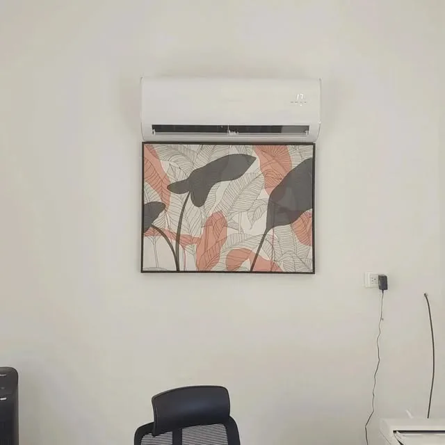 Aire acondicionado tipo split instalado sobre un cuadro en una oficina